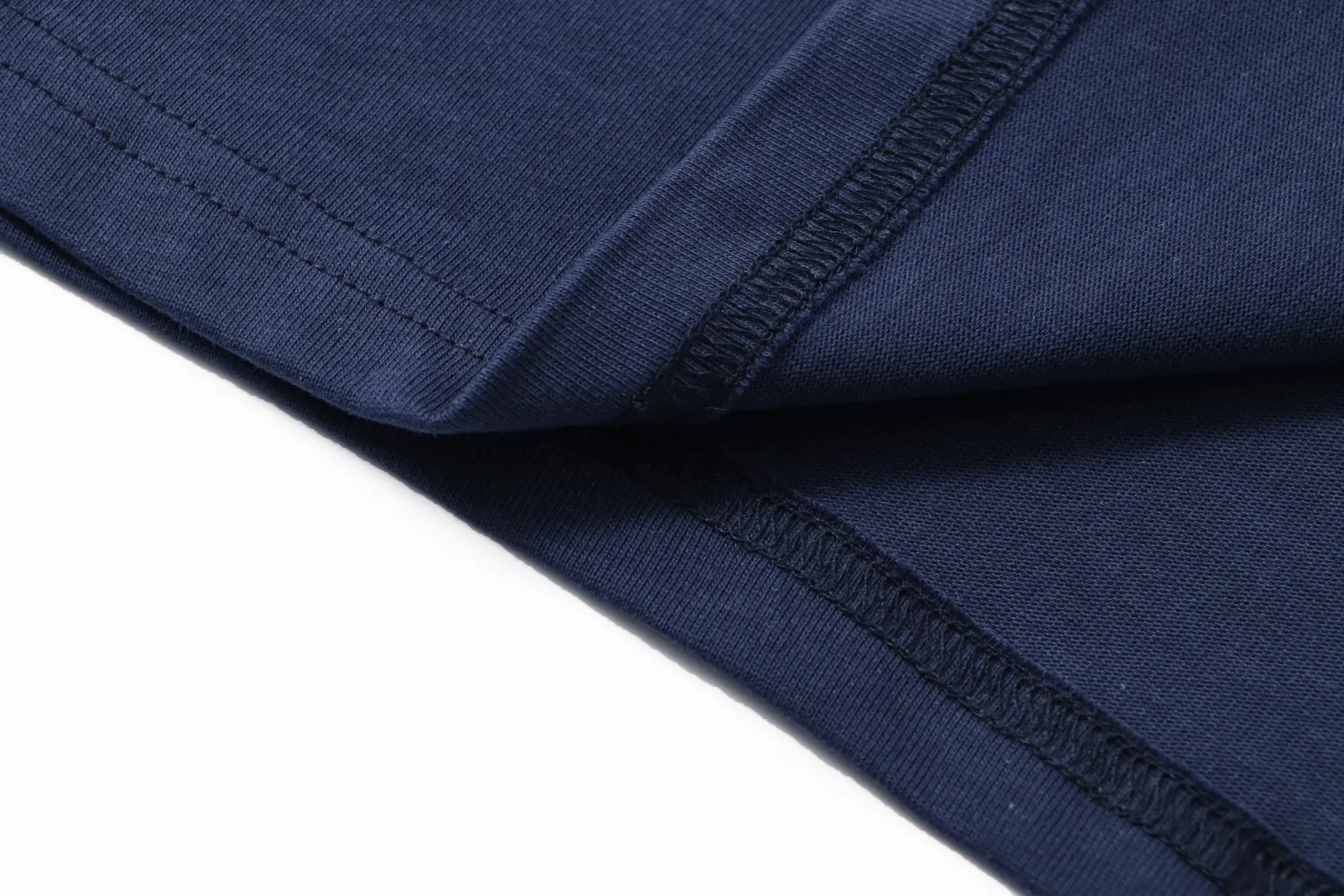 Style No.: A 007# P57 Ami 2026 Spring/Summer New Arrival T-shirt Short Sleeve The workmanship of this chapter is extremely cumbersome and complex. It uses water-soluble polyester and water-soluble thread to start the pattern, dye it, then air-dry, shape it, and then laser process the details. The process takes a long time, which distinguishes it from the junk version of the leaky bottom fabric on the market. We completely restore the correct version of the official website 1:1, with high-weight fabrics, synchronized detail routing, and restored official website letter embroidery, which is the only correct version on the entire network. Color: Apricot Red Black Red White Red Navy Blue Gray Apricot Black Sizes: S-XL